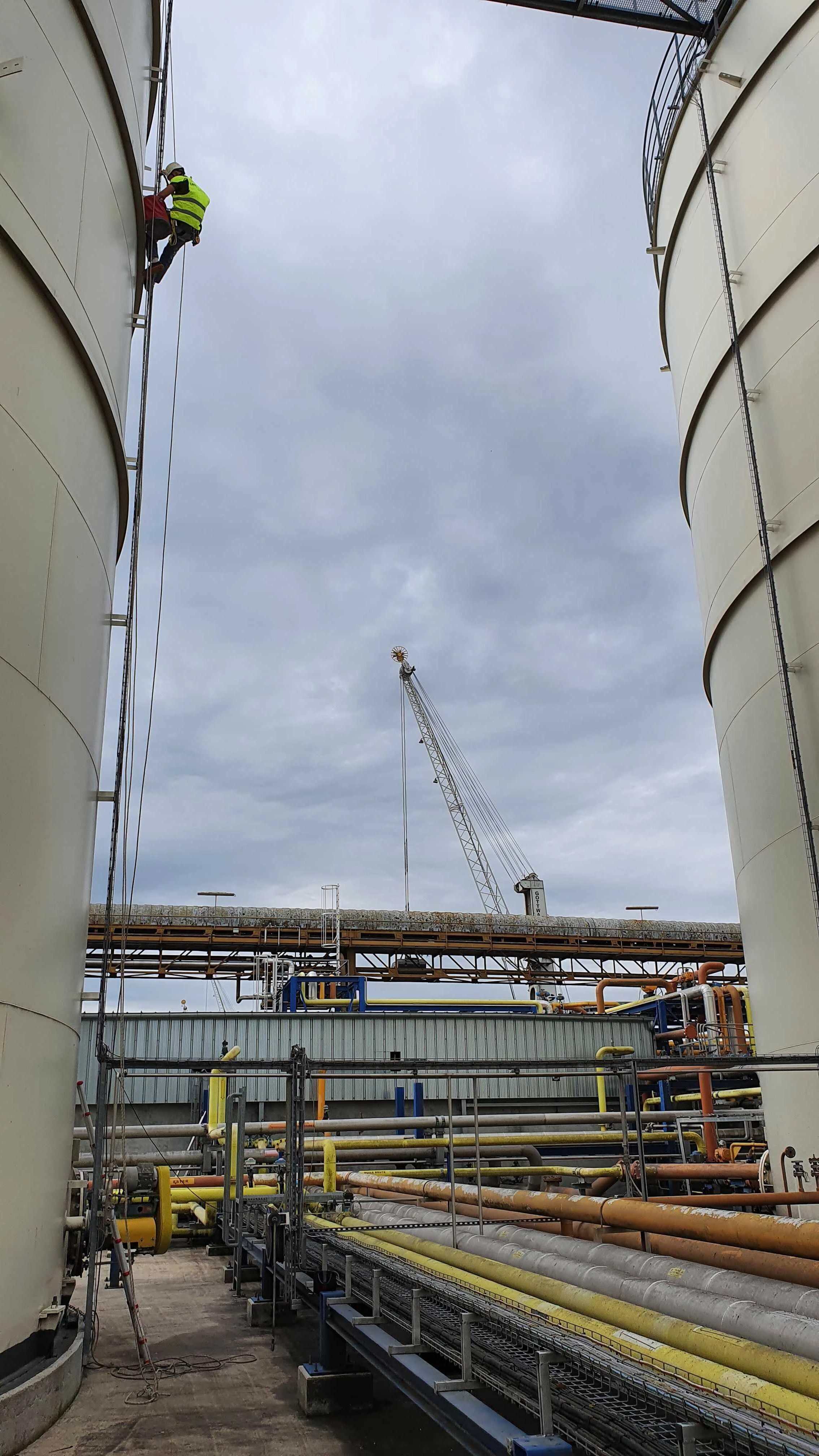 Intervention de cordistes MS Access pour des câbles sur les cuves chez AXIANS PESSAC à Pessac (industrie) – 3